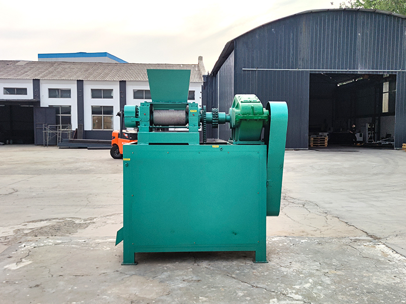 Roll squeezing granulator